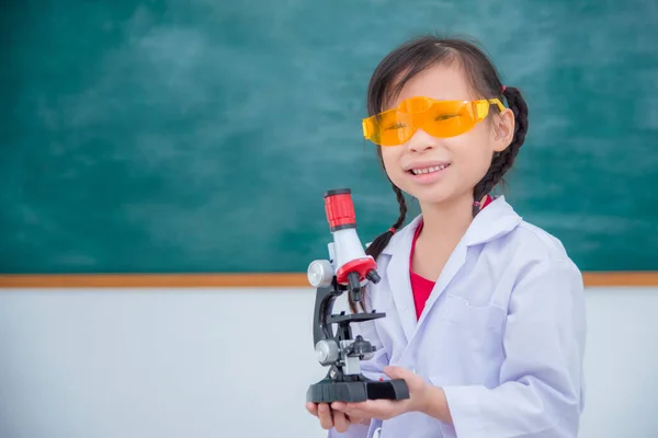 Pequeño Estudiante Asiático Que Usa Abrigo Blanco Con Microscopio Sonrisas —  Fotos de Stock