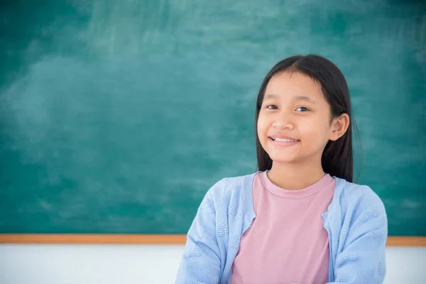 Młody Azji Kobieta Student Stoi Uśmiecha Się Przed Zielony Tablicy — Zdjęcie stockowe