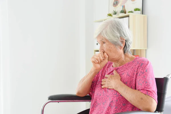 Aziatische Senior Vrouw Zitten Rolstoel Hoesten Met Uit Masker — Stockfoto