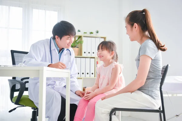 Asiática Chica Madre Sonrisa Mientras Visita Médico Hospital — Foto de Stock