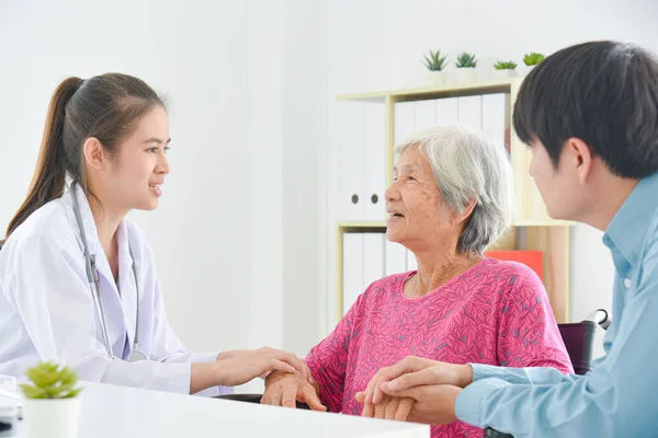 Médica Asiática Que Explica Enfermedad Las Mujeres Mayores Familia Hospital —  Fotos de Stock