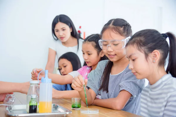 Groep Van Jonge Aziatische Schoolmeisjes Doen Experiment Chemie Klaslokaal Stockfoto