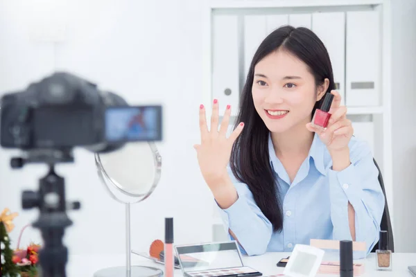 Schöne Asiatische Mädchen Hält Nagellackflasche Und Zeigt Ihre Nagelfarbe Vor — Stockfoto