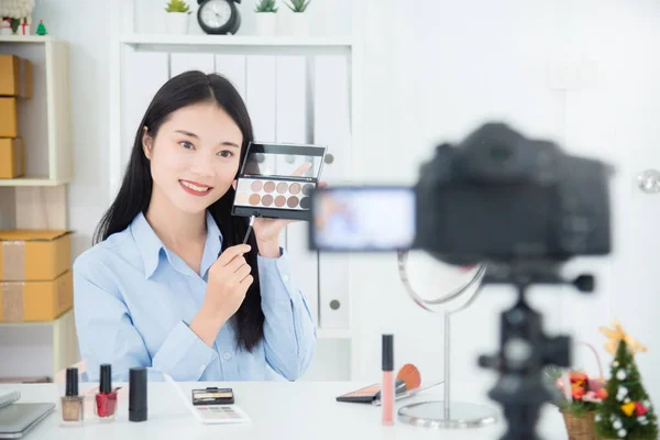 Schöne Asiatische Mädchen Mit Lidschatten Palette Spricht Über Ihr Tägliches — Stockfoto