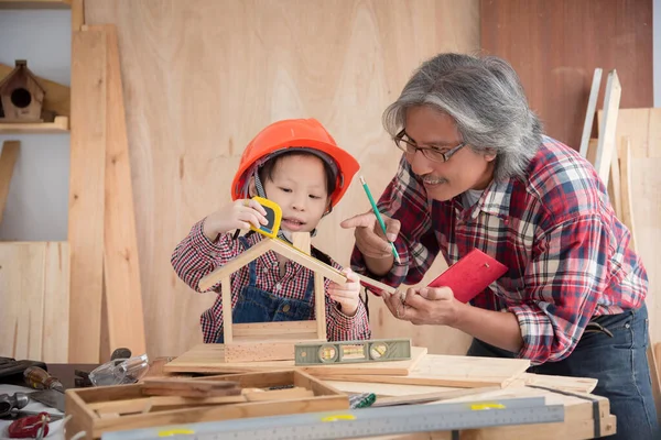 Carpintería Masculina Superior Nieto Asiático Haciendo Casa Aves Madera Casa — Foto de Stock