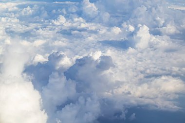 Beyaz bulutlu mavi gökyüzü