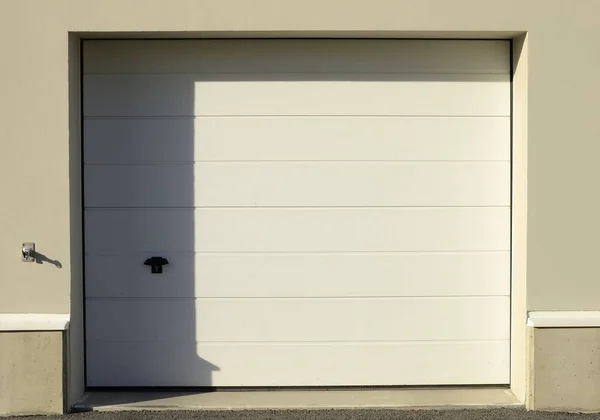 Porta garage bianco — Foto Stock