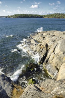 Dalgalar kayalara çarpıyor