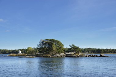 Nynshamn adalar mavi gökyüzü ile.