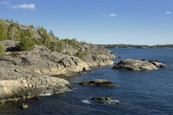 Nynshamn skärgård med blå himmel. — Stockfoto