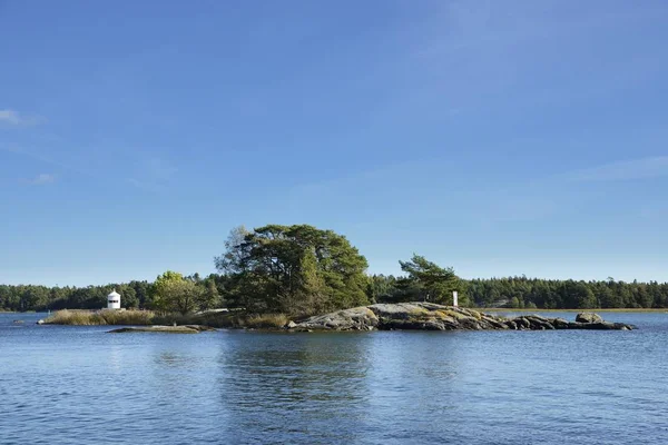 Nynshamn skärgård med blå himmel. — Stockfoto