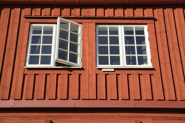Tradycyjne szwedzkie fasady drewniane — Zdjęcie stockowe