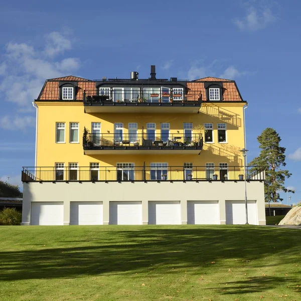 Modern apartment building — Stock Photo, Image