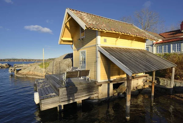 Boat houses by the water — Stock Photo, Image