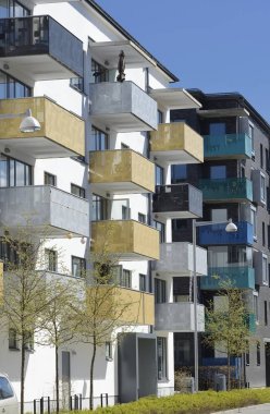 Apartman cephe pencereleri ve balconys