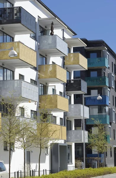 Fachada de edificio de apartamentos con ventanas y balcones — Foto de Stock