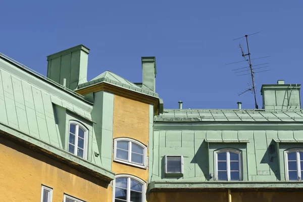 Techo de casa de apartamentos en la ciudad de Estocolmo —  Fotos de Stock