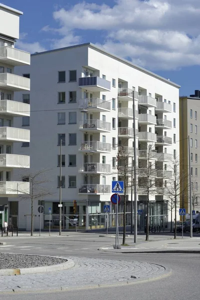 Bloque de apartamentos con cielo azul — Foto de Stock