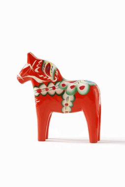 İsveçli dalahorse heykelcik beyaz bir arka plan üzerinde