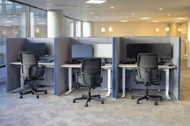Üst üste boş ofis sandalyeleri