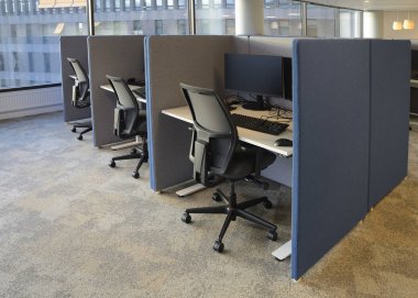 Üst üste boş ofis sandalyeleri