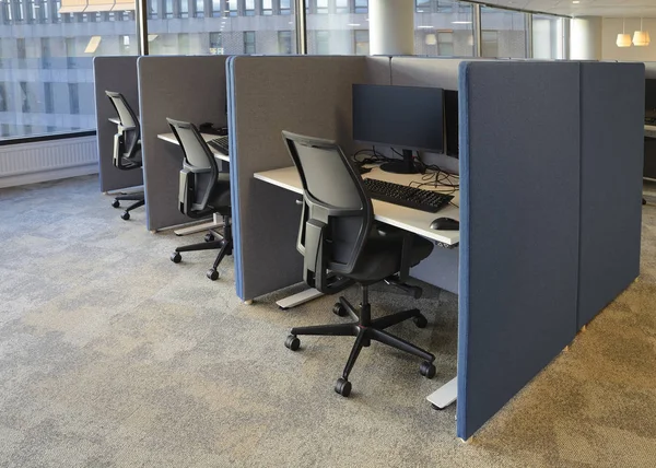 Üst üste boş ofis sandalyeleri