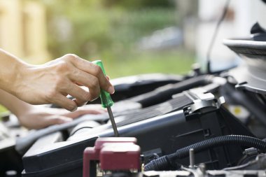Teknisyen kontrol günlük motoru, bakım ve onarım concep