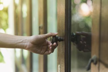 Kapının kolunu tut, kapat.