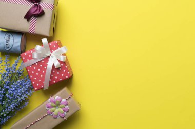Yukarıdan hediye kutusu ve Sarı zemin üzerine alışveriş hediye görüntülemek 