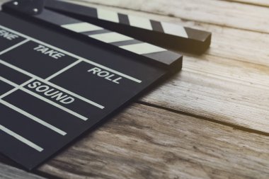 ahşap masa üzerinde film clapper; Film, sinema ve vedio fotoğraf