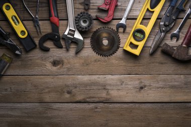 Ahşap masa arka plan üzerinde eski araçlar