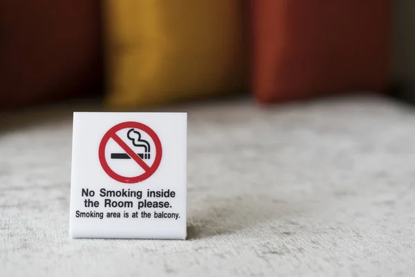 Ingen rökskylt inne i rummet på hotellet — Stockfoto