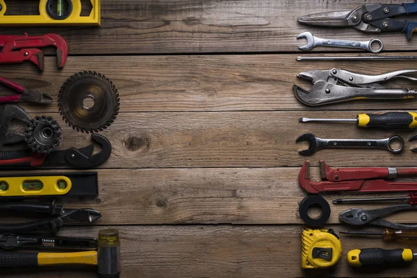 Vieux outils sur fond de table en bois — Photo