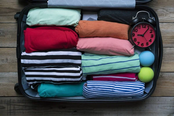 Embalar uma bagagem para uma nova viagem e viajar para um longo weeken — Fotografia de Stock