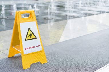 uyarı işareti ıslak zemin için