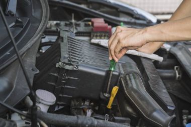 Teknisyen kontrol günlük motoru, bakım ve onarım concep