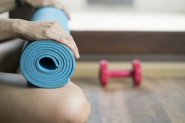 Jeune femme tenant un tapis de yoga, remise en forme saine et sportive concéder — Photo