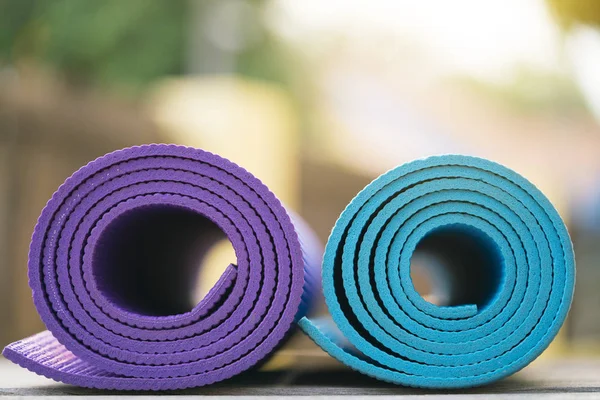 Close up of colorful yoga mat on the table, sport and healthy co — Stock Photo, Image