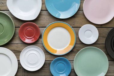 Boş renkli levha ve gereçler ahşap masa arka planda, üst v