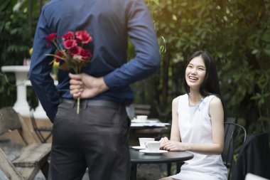 Bir adam güzel bir flo gülümseyen bir kadınla evlilik teklif
