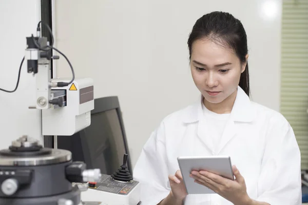 Young asian woman engineer set up and testing machine in the lab — Stock Photo, Image