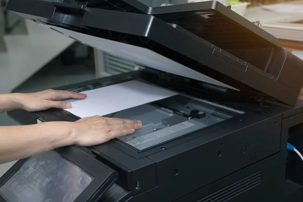 Mani donna mettendo un foglio di carta in un dispositivo di copia — Foto Stock