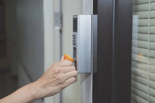 Jeune femme utilisant la clé d'étiquette RFID pour ouvrir la porte — Photo