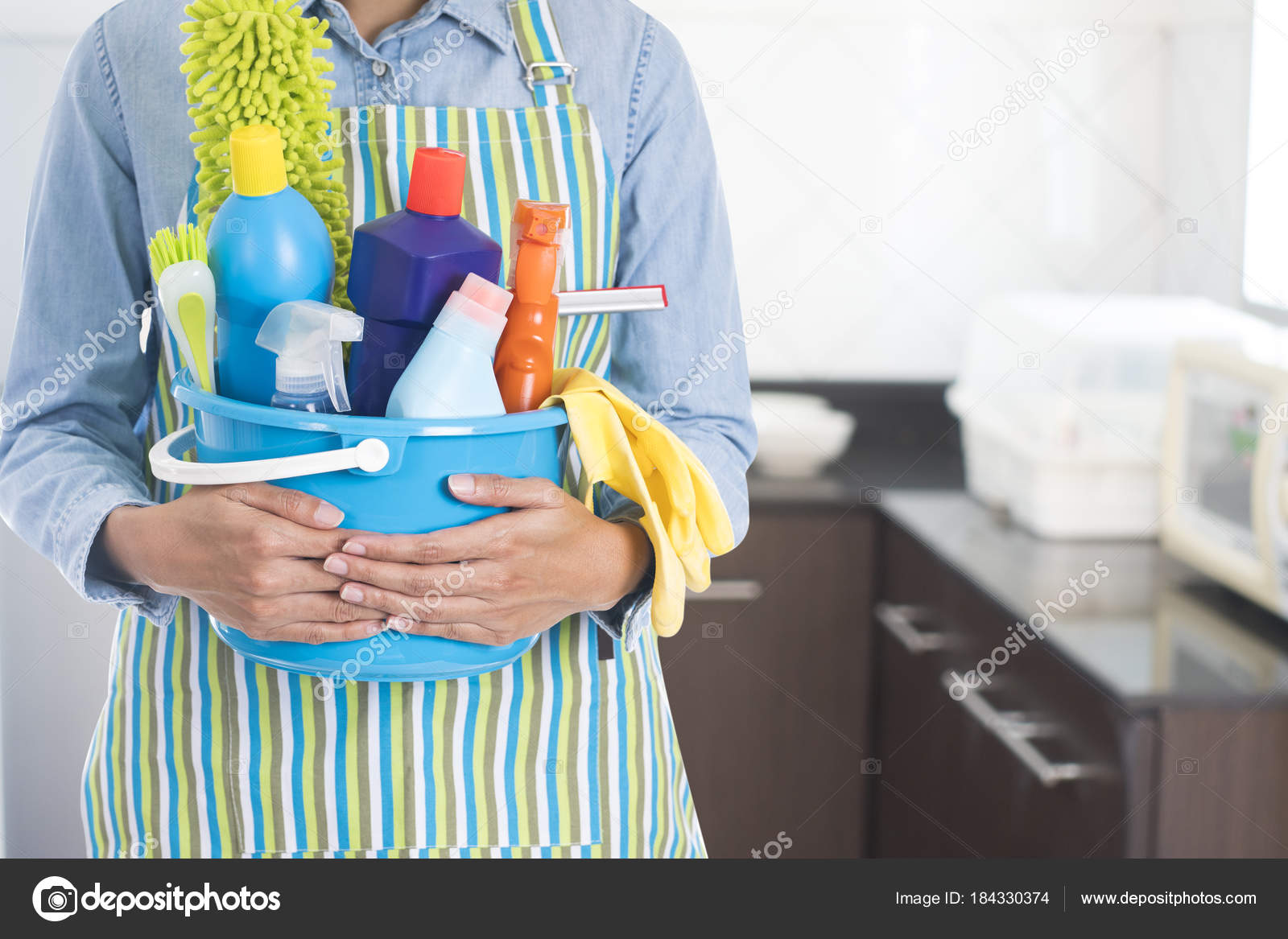 Donna con pulizia attrezzatura pronta per pulire casa — foto stock ... Pulire la casa