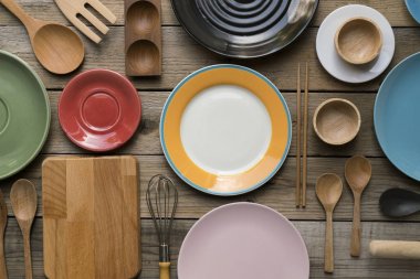 mutfak eşyaları, tahta masada yemek için yemek hazırlamak c