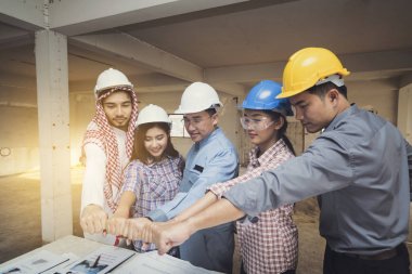 Asya mühendisleri birlikte konsülte ve takım vererek güven