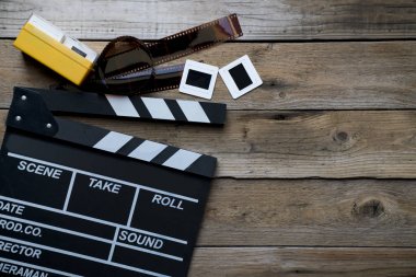 ahşap masa üzerinde film clapper; Film, sinema ve vedio fotoğraf