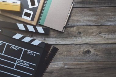 ahşap masa üzerinde film clapper; Film, sinema ve vedio fotoğraf
