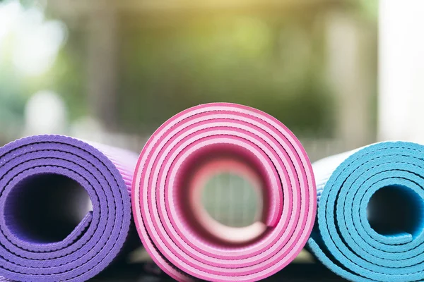 Закрытие коврика для йоги на столе, фитнес-здоровье и спортивная концепция — стоковое фото