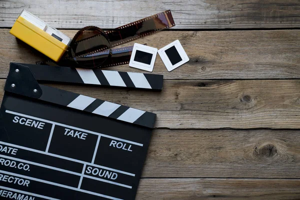 Palmas de filme sobre mesa de madeira; cinema, cinema e fotografia vedio — Fotografia de Stock